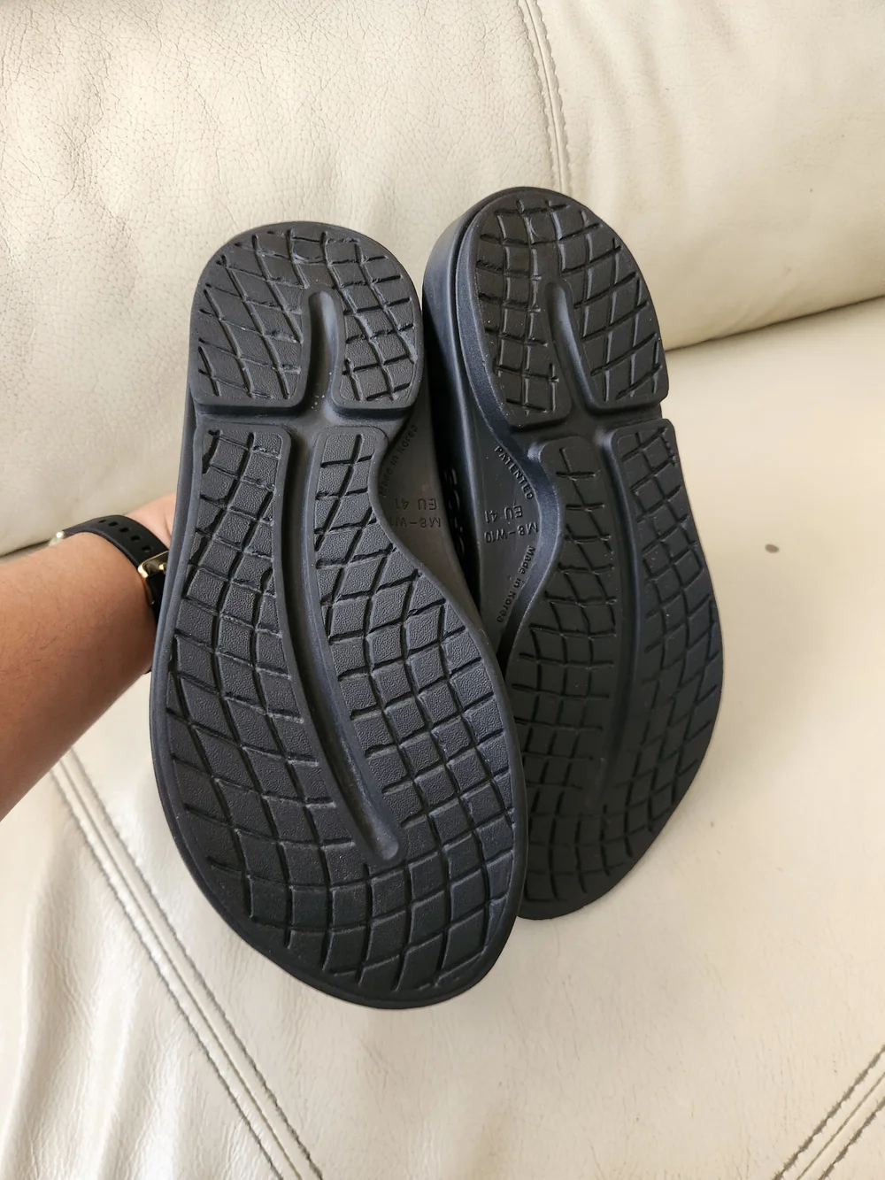 OOFOS Black Men's Flip Flop Sandals - Cushioned Support